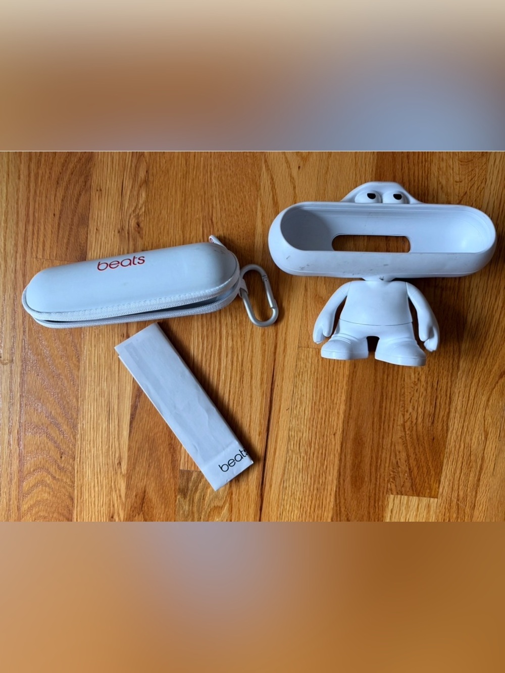 Beats By DR Dre. Pill Bluetooth Speaker dude holder  Dude Stand and Case  WHITE